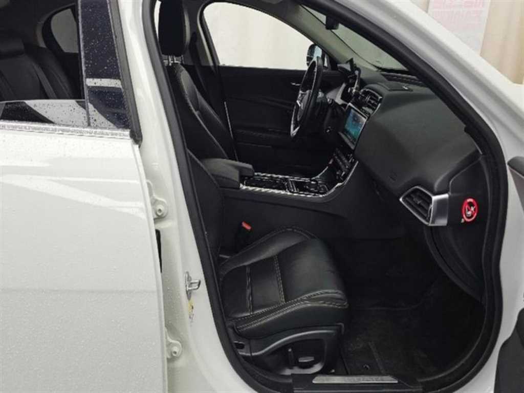 Jaguar XE — photo 11