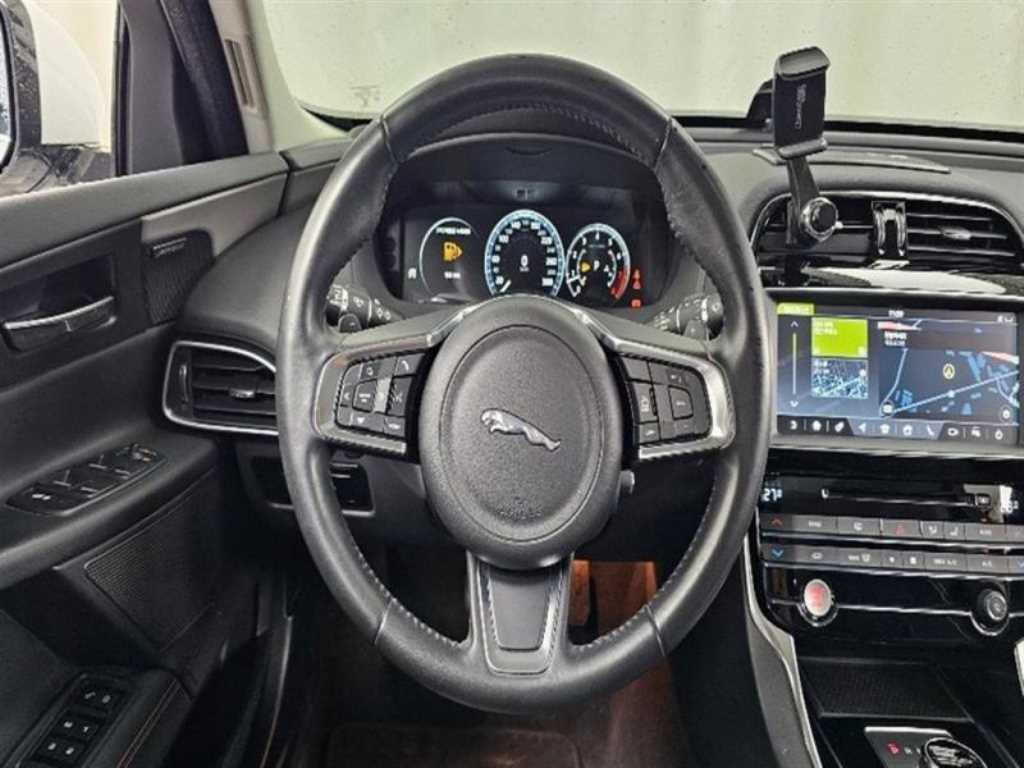 Jaguar XE — photo 13