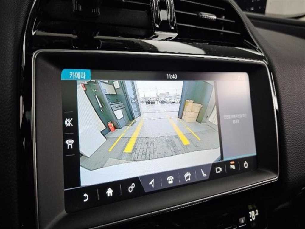 Jaguar XE — photo 15
