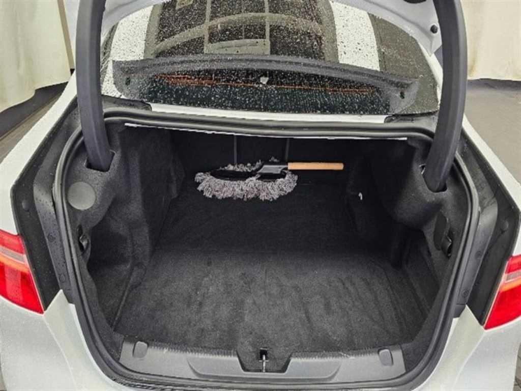 Jaguar XE — photo 20
