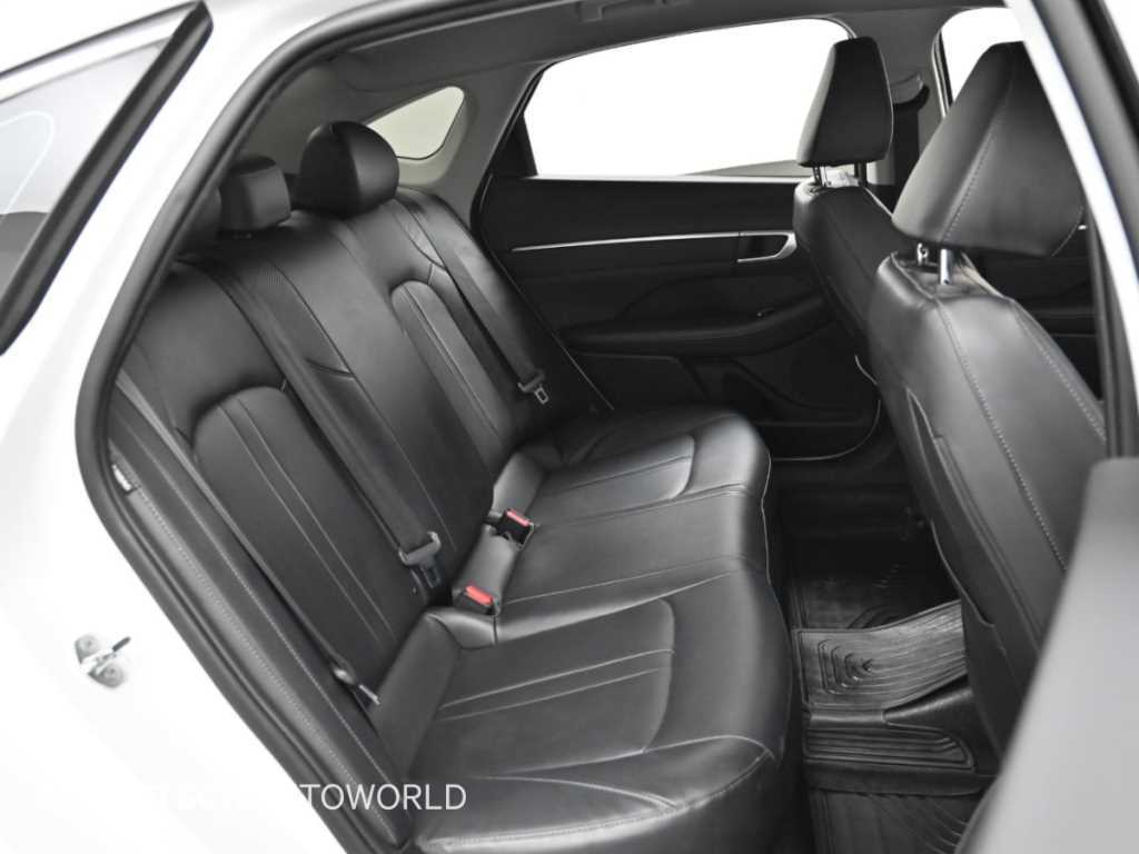 Hyundai Sonata — photo 12
