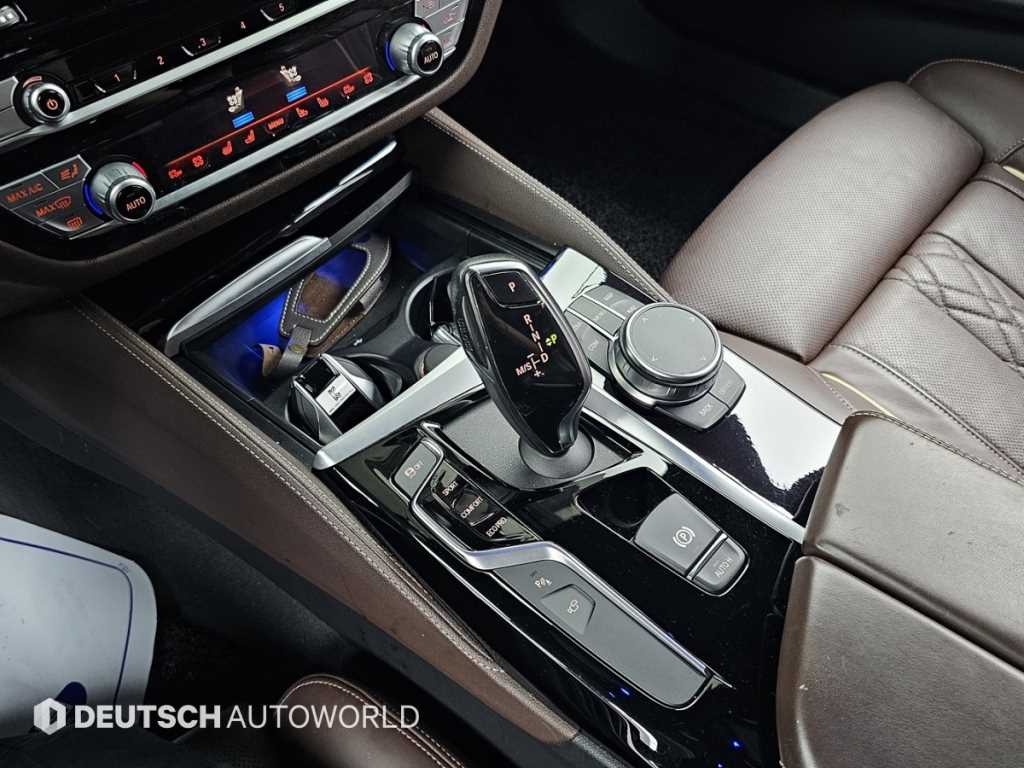 BMW 5-Series — photo 09