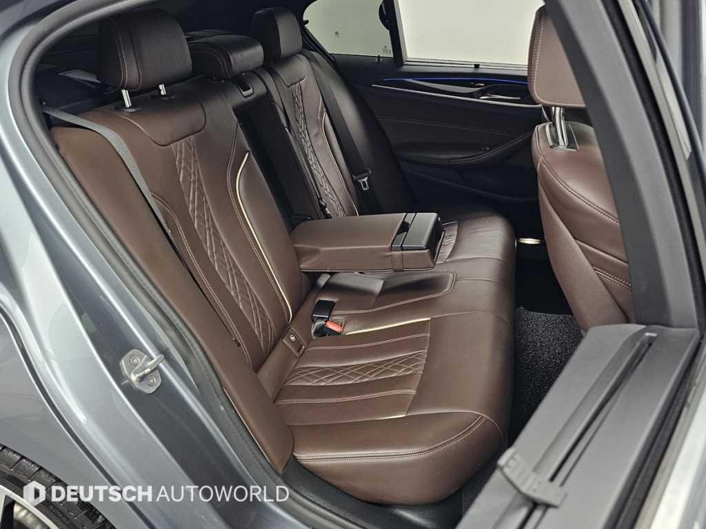 BMW 5-Series — photo 12