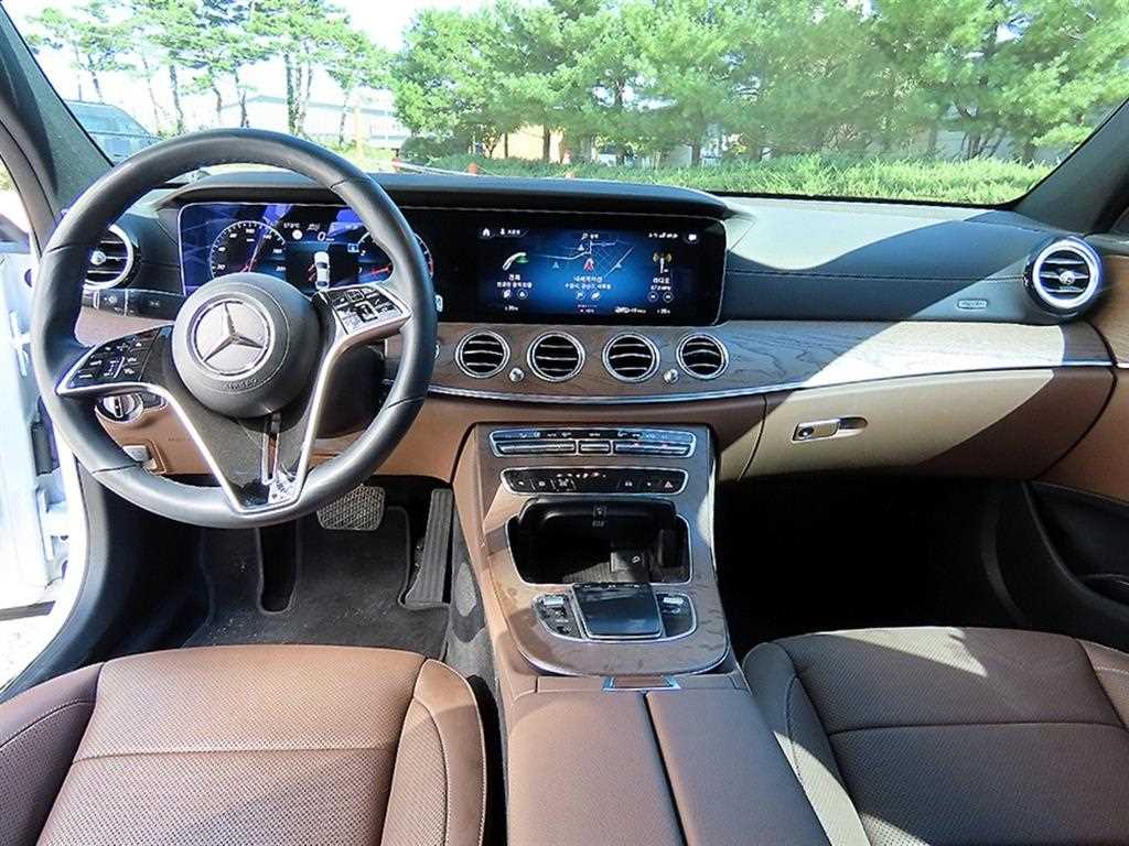 Mercedes-Benz E-Class — photo 07