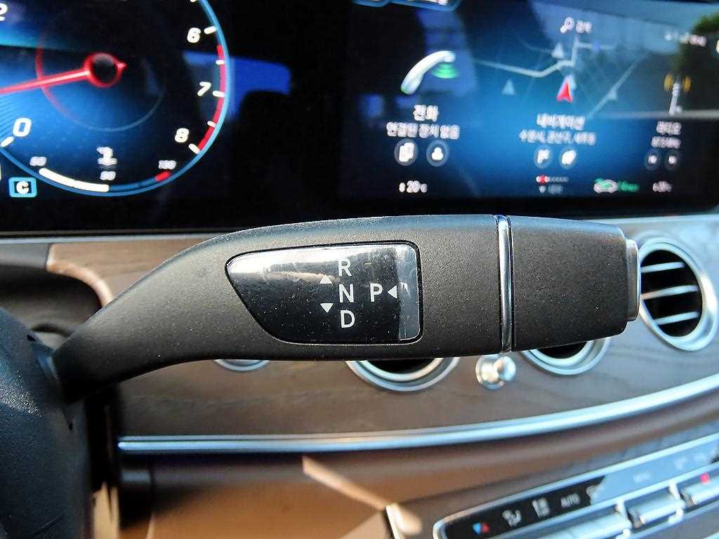Mercedes-Benz E-Class — photo 11