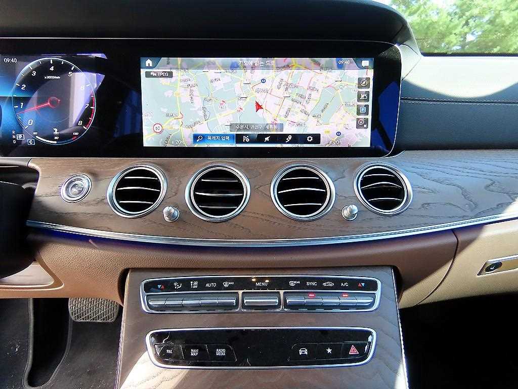Mercedes-Benz E-Class — photo 13