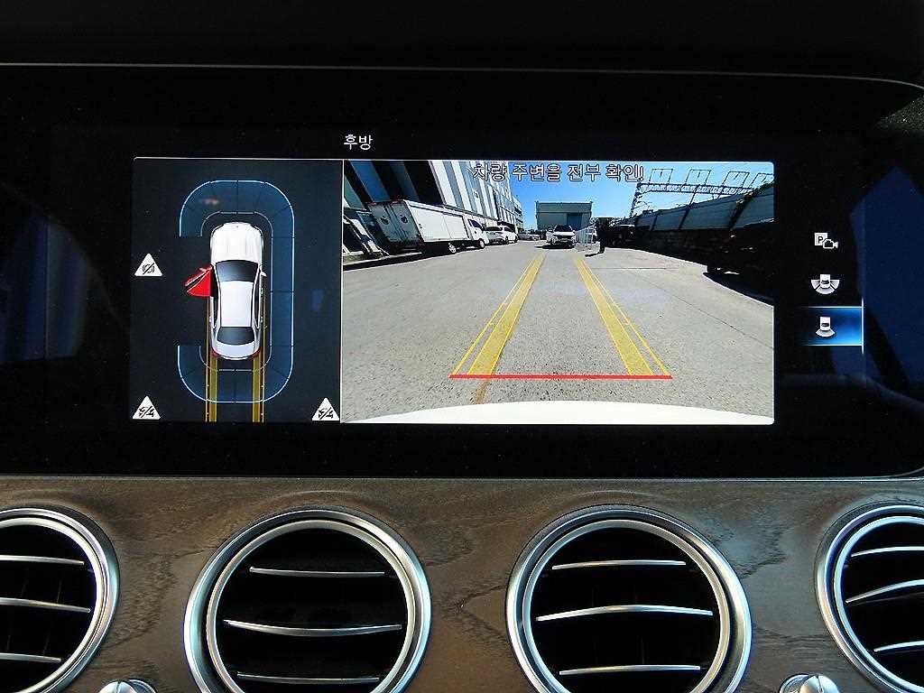 Mercedes-Benz E-Class — photo 14