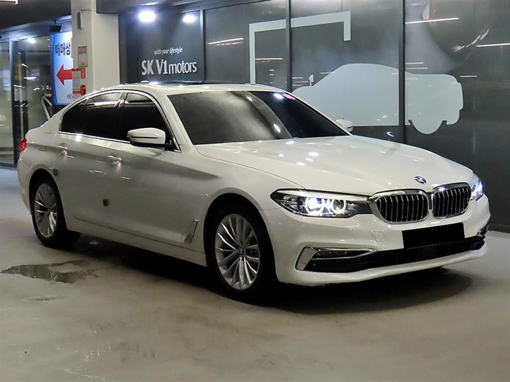 BMW 5-Series — photo 01