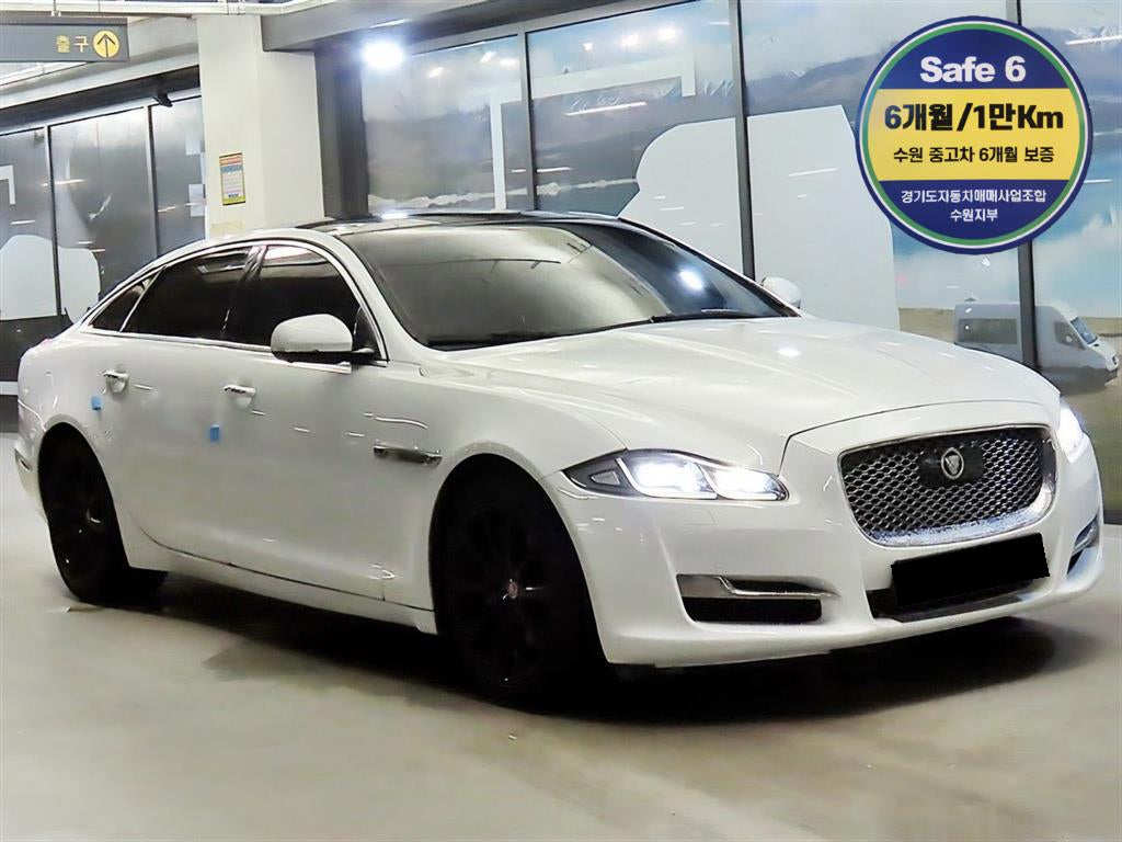 Jaguar XJ — photo 01