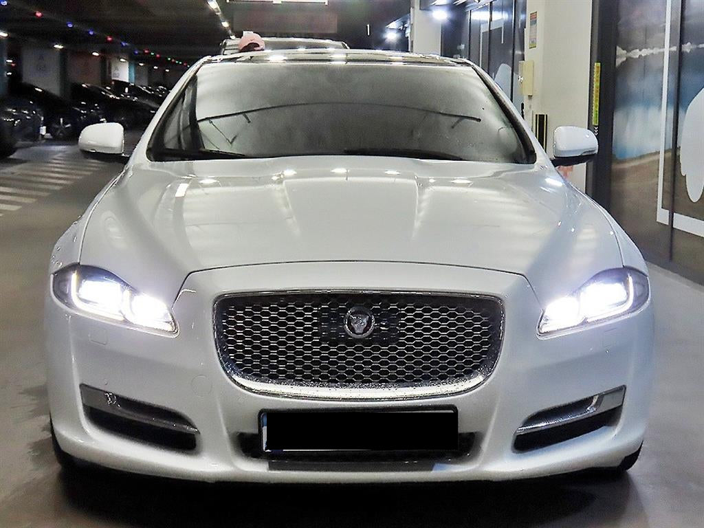 Jaguar XJ — photo 02