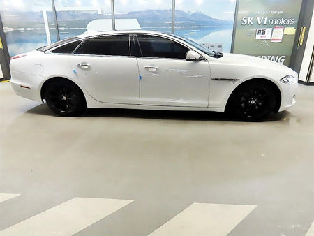 Jaguar XJ — photo 03
