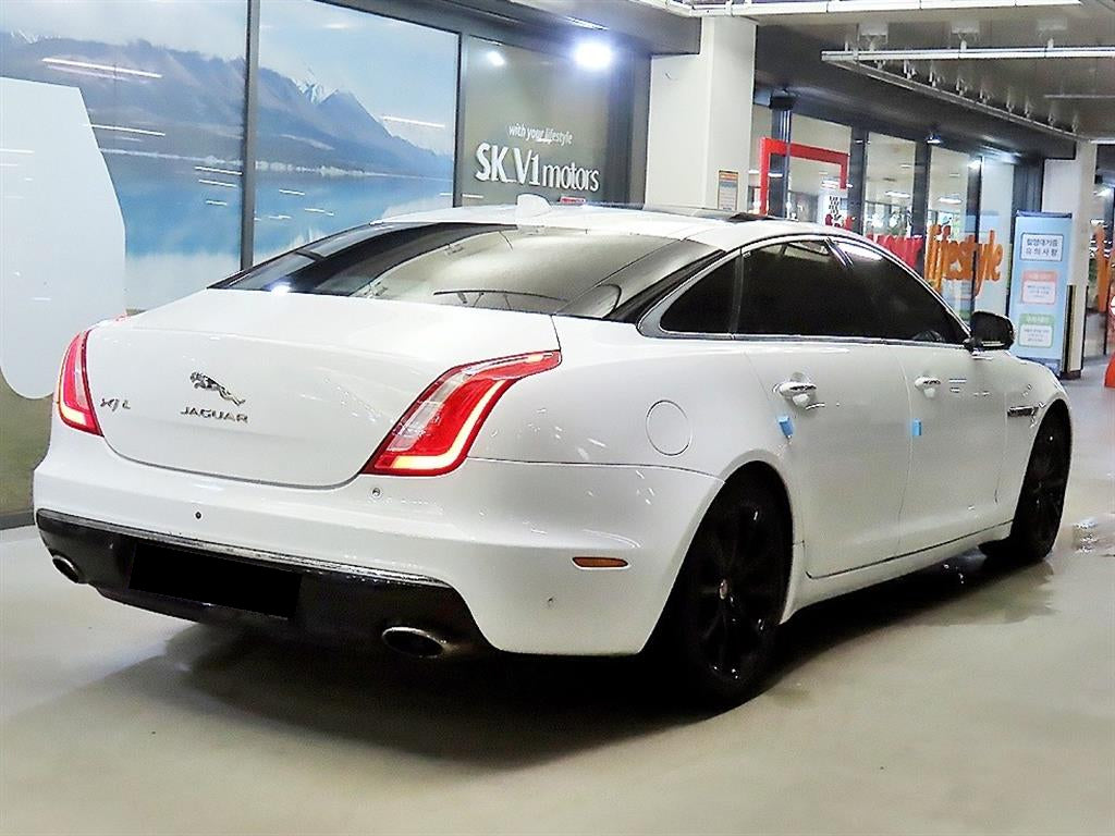 Jaguar XJ — photo 04