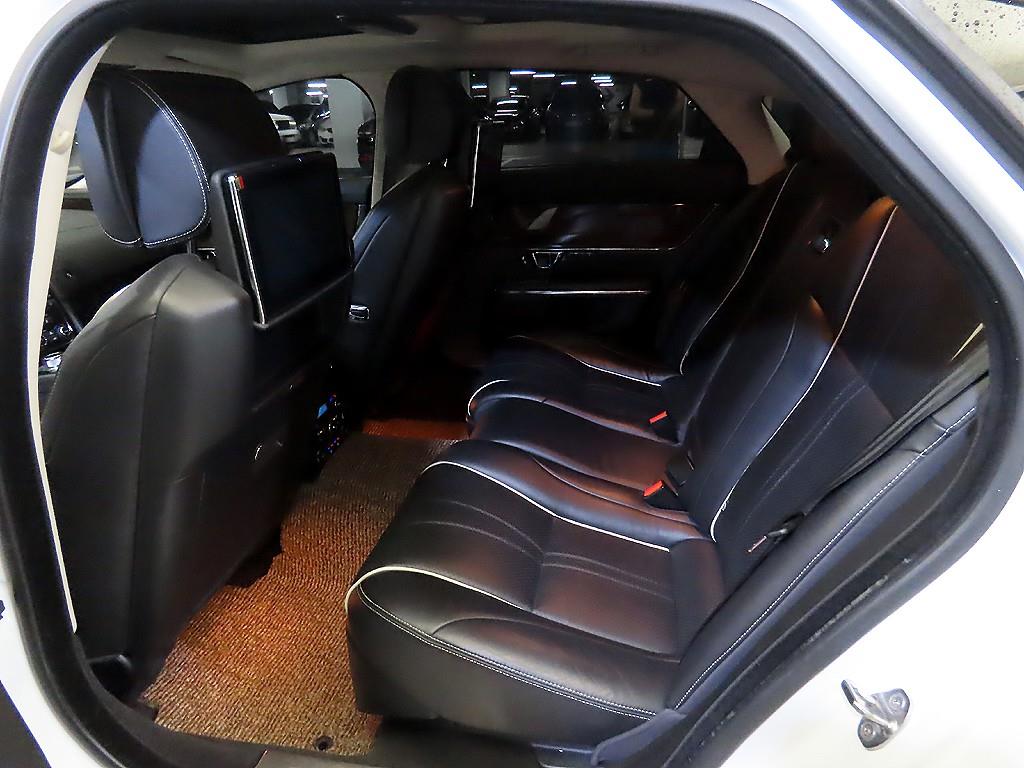 Jaguar XJ — photo 07
