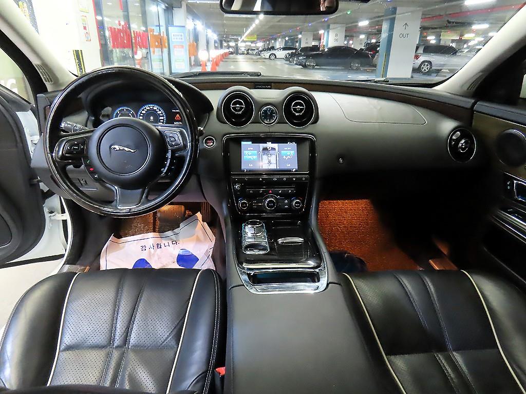 Jaguar XJ — photo 10