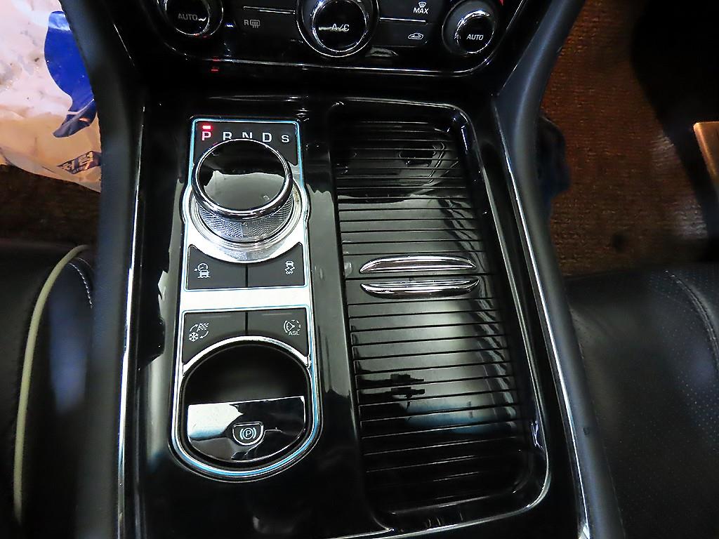 Jaguar XJ — photo 12