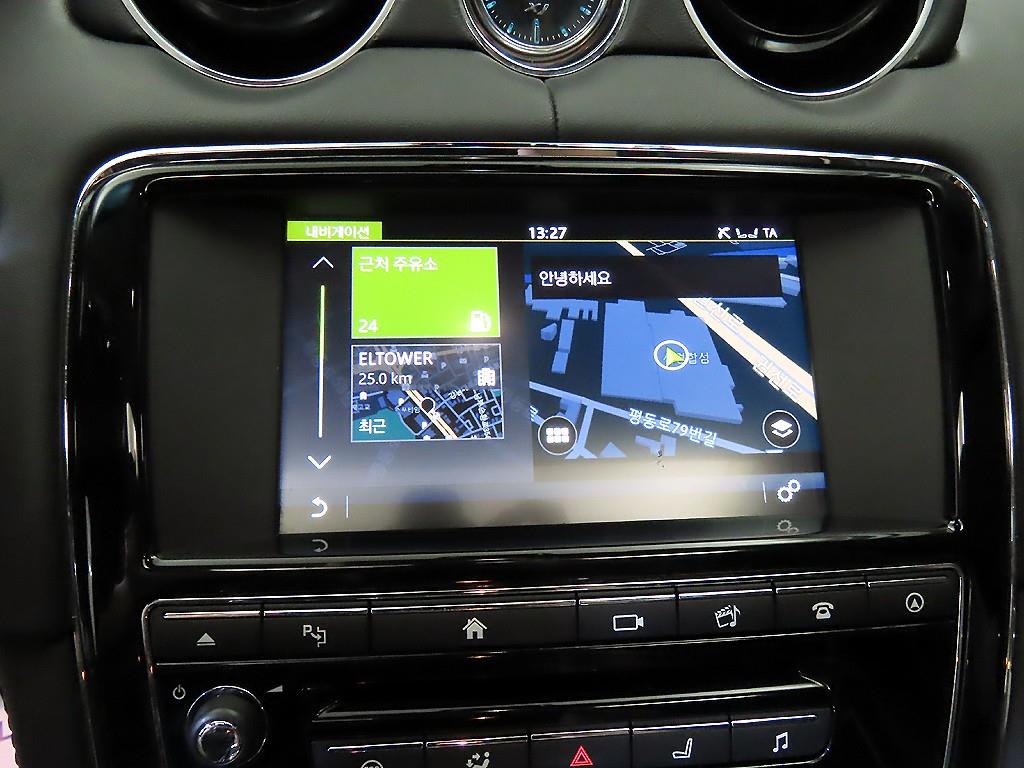 Jaguar XJ — photo 13