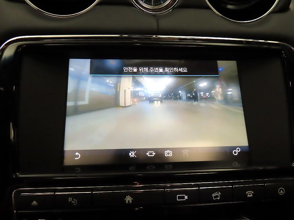 Jaguar XJ — photo 14
