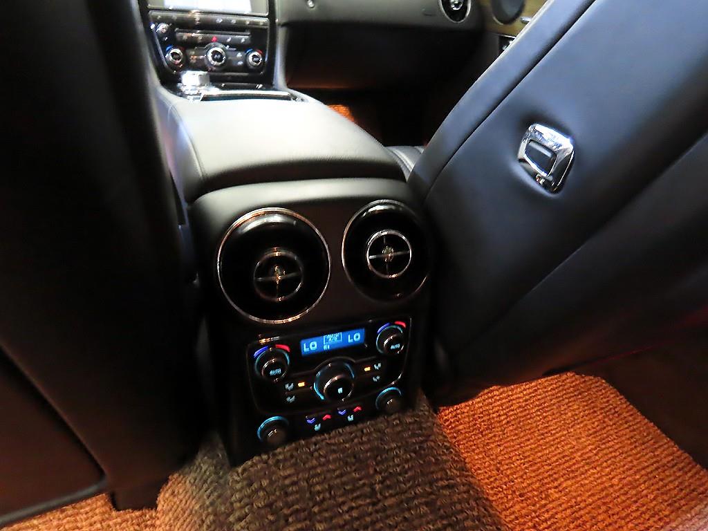 Jaguar XJ — photo 16