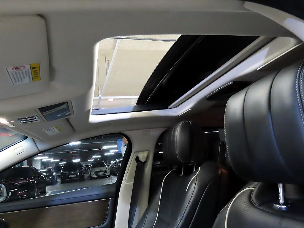 Jaguar XJ — photo 17
