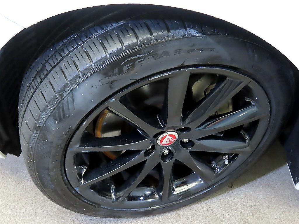 Jaguar XJ — photo 20
