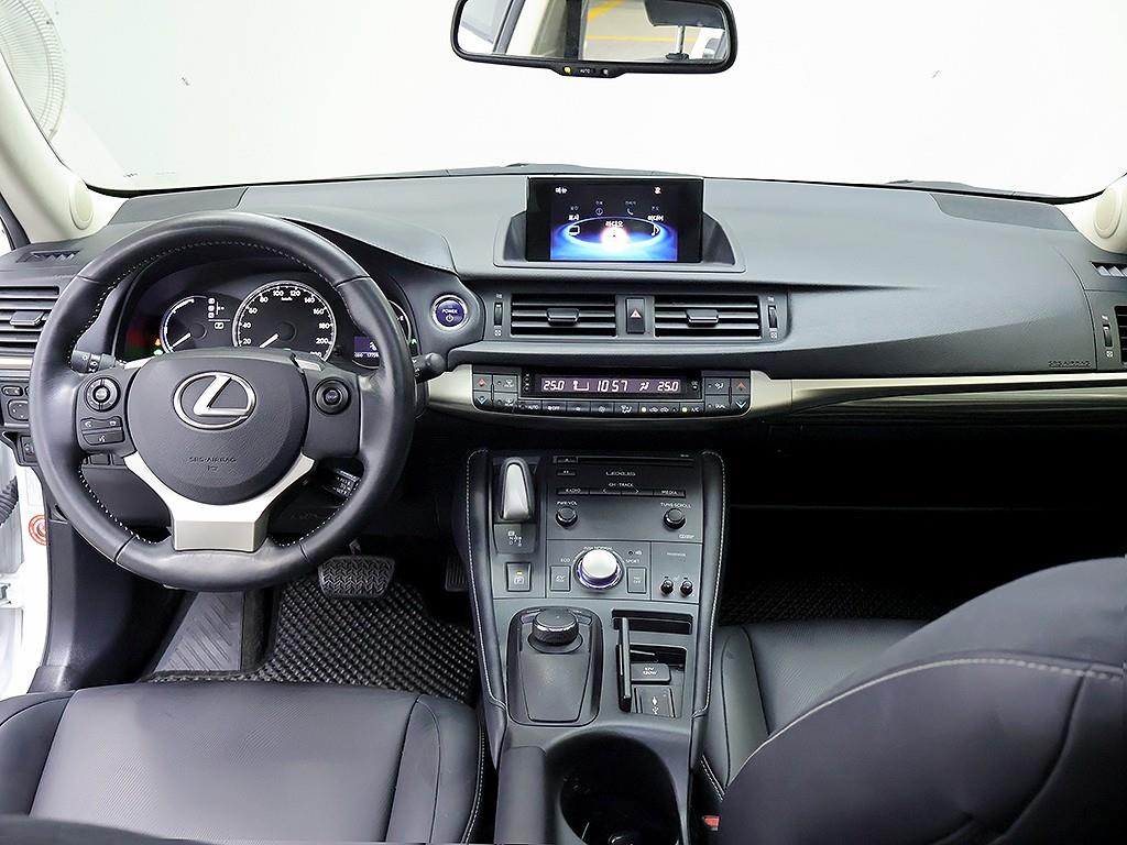Lexus CT200h — photo 05