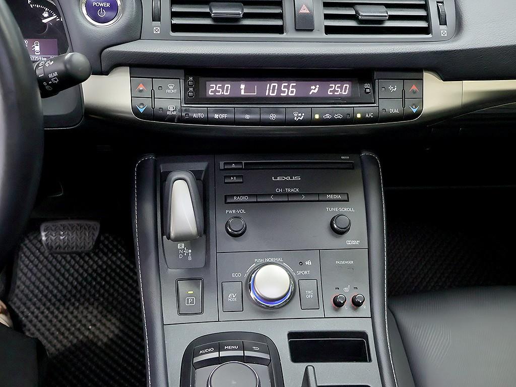 Lexus CT200h — photo 09