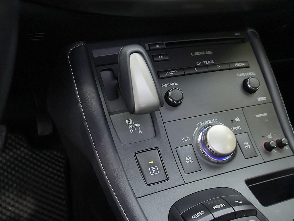 Lexus CT200h — photo 10