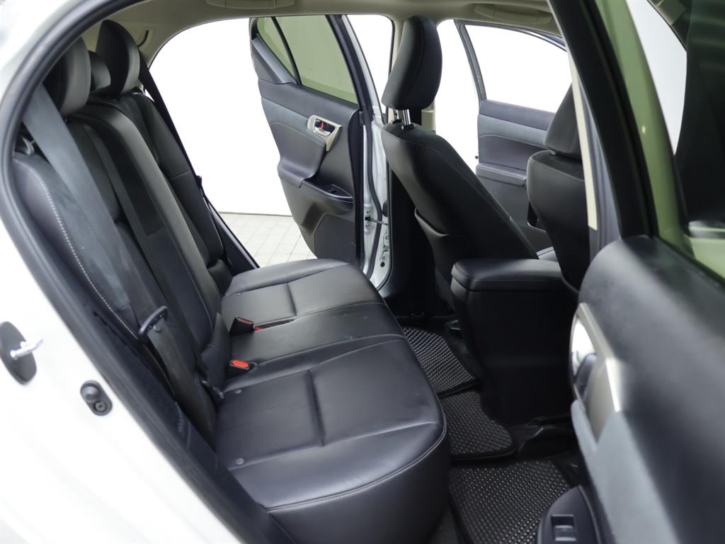 Lexus CT200h — photo 12