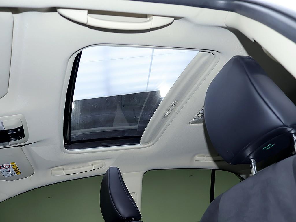 Lexus CT200h — photo 16