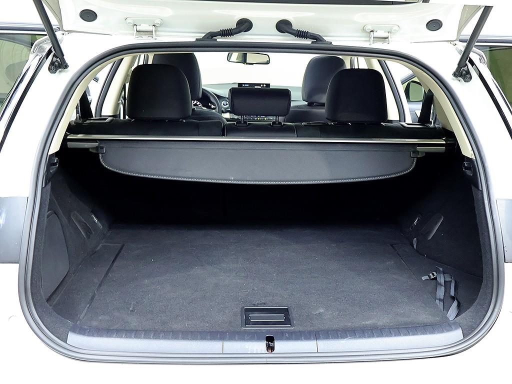 Lexus CT200h — photo 17