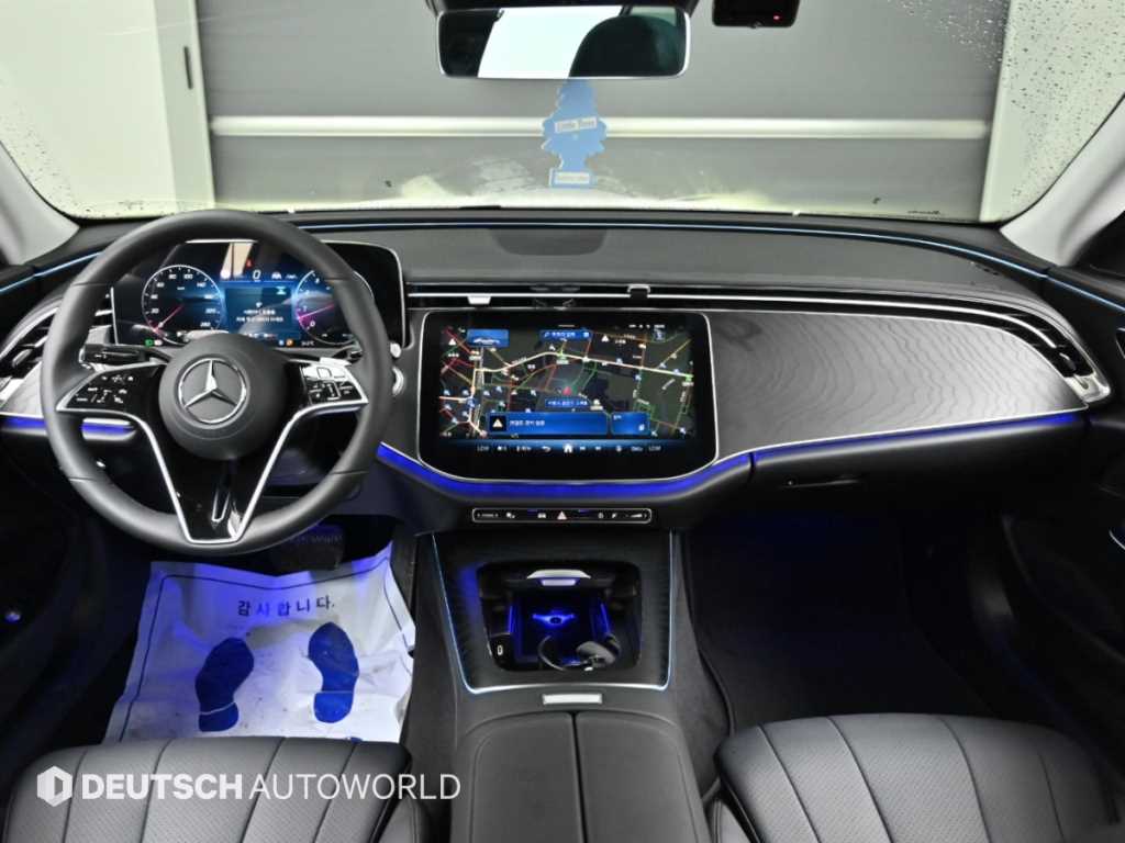 Mercedes-Benz E-Class — photo 07