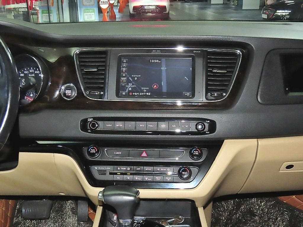 Kia Carnival — photo 11