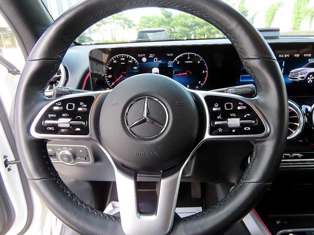 Mercedes-Benz GLB-Class — photo 08