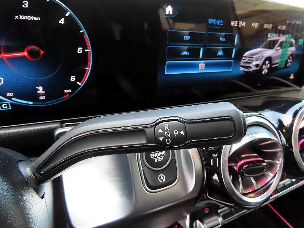 Mercedes-Benz GLB-Class — photo 10