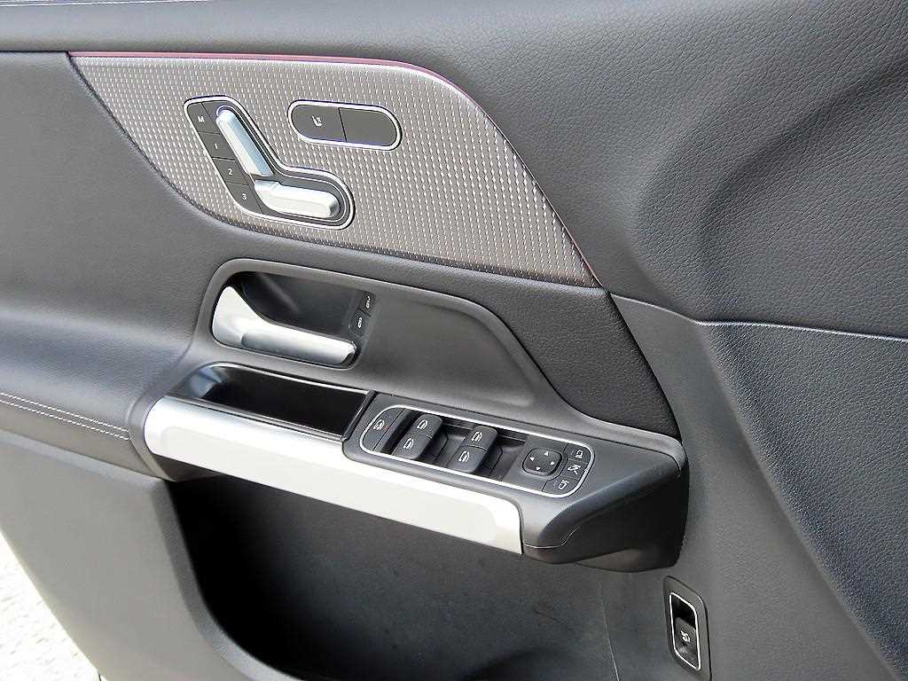 Mercedes-Benz GLB-Class — photo 11
