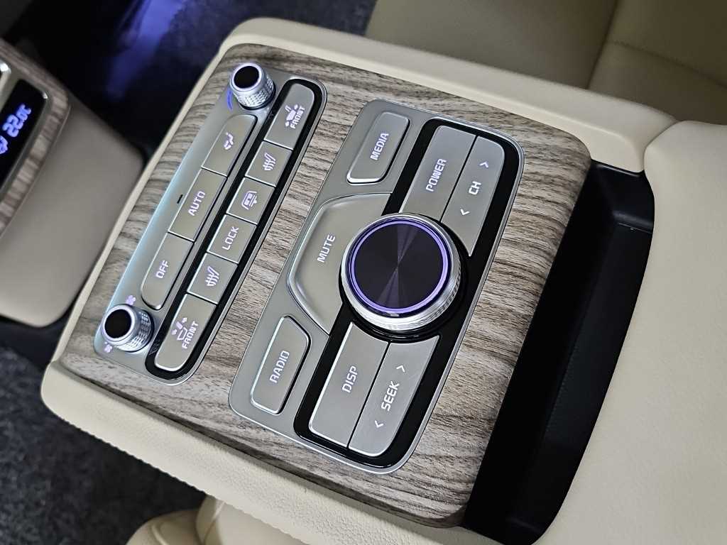 Kia K9 — photo 14