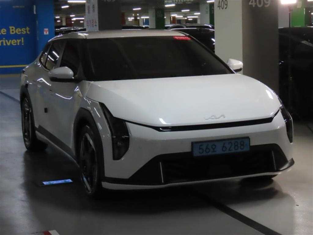 Kia EV4 — photo 02