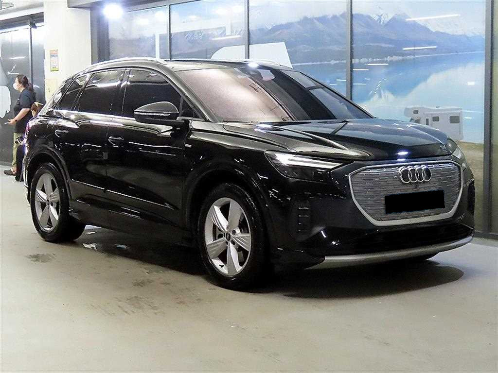 Audi Q4 e-tron — photo 01
