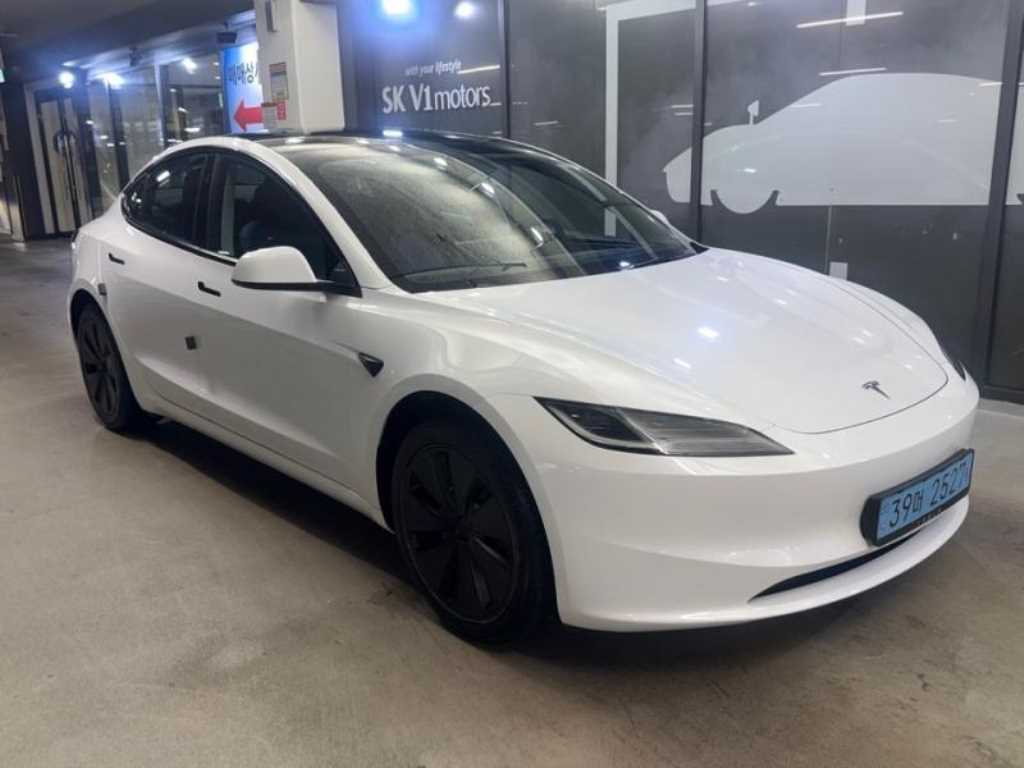 Tesla Model 3 — photo 01