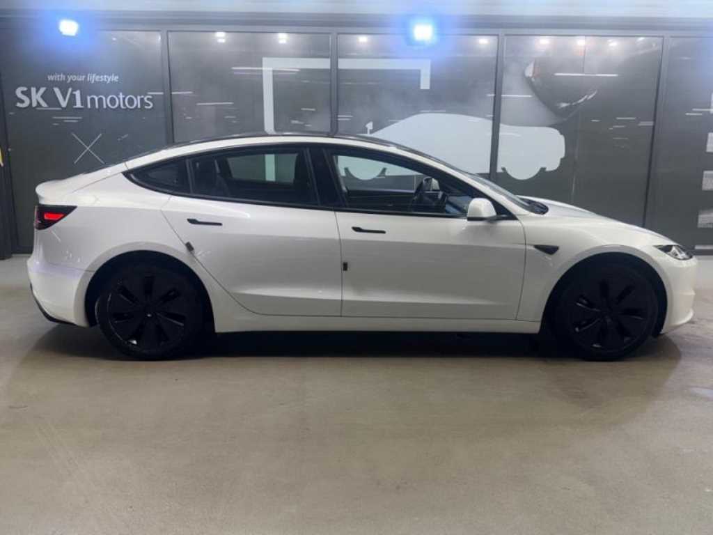 Tesla Model 3 — photo 03