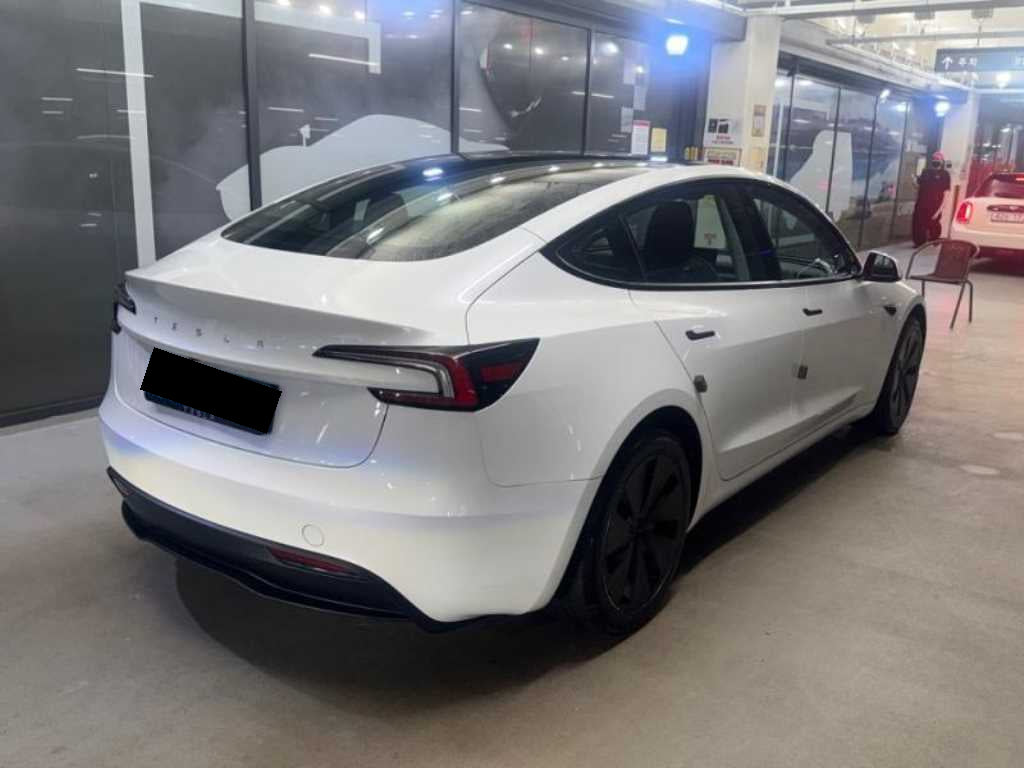 Tesla Model 3 — photo 04