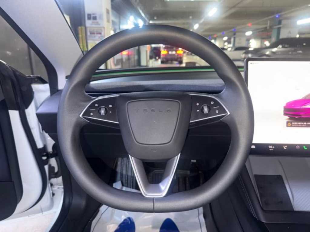Tesla Model 3 — photo 08