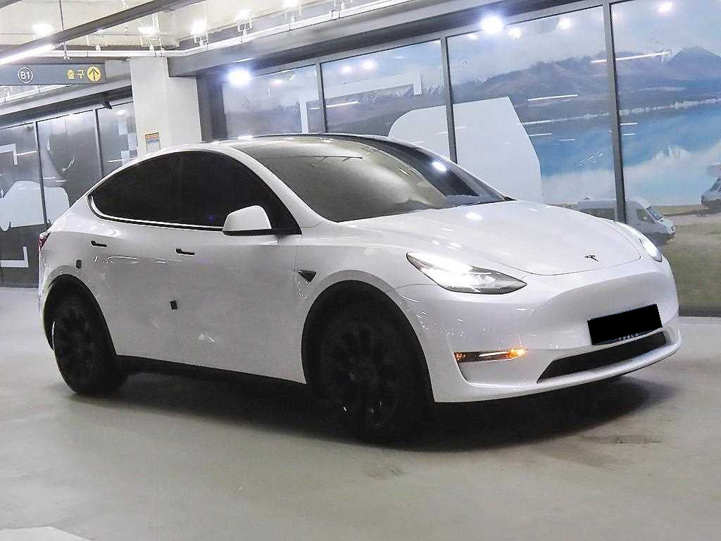 Tesla Model Y — photo 01
