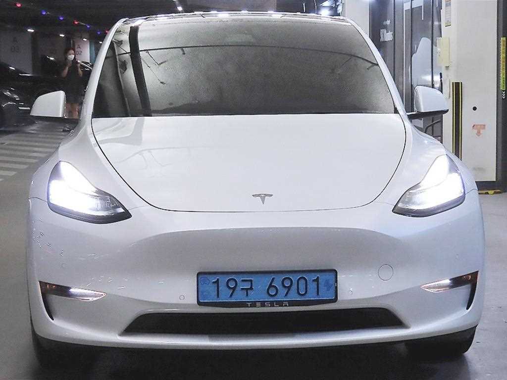 Tesla Model Y — photo 02