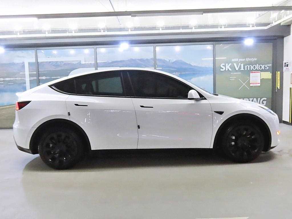 Tesla Model Y — photo 03