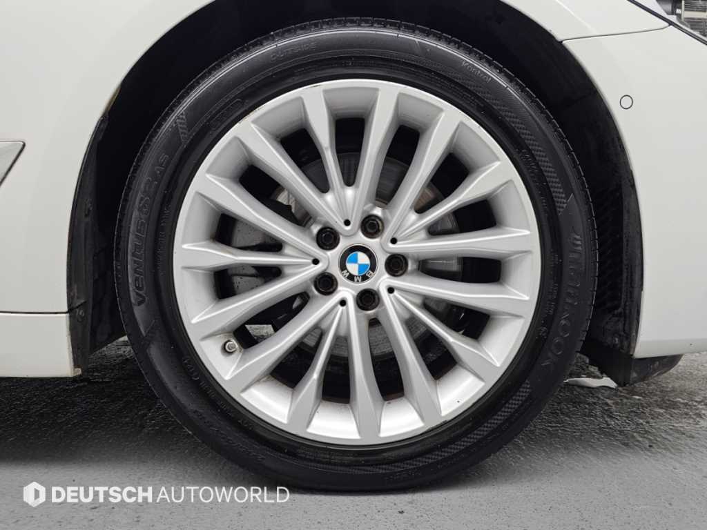 BMW 5-Series — photo 05