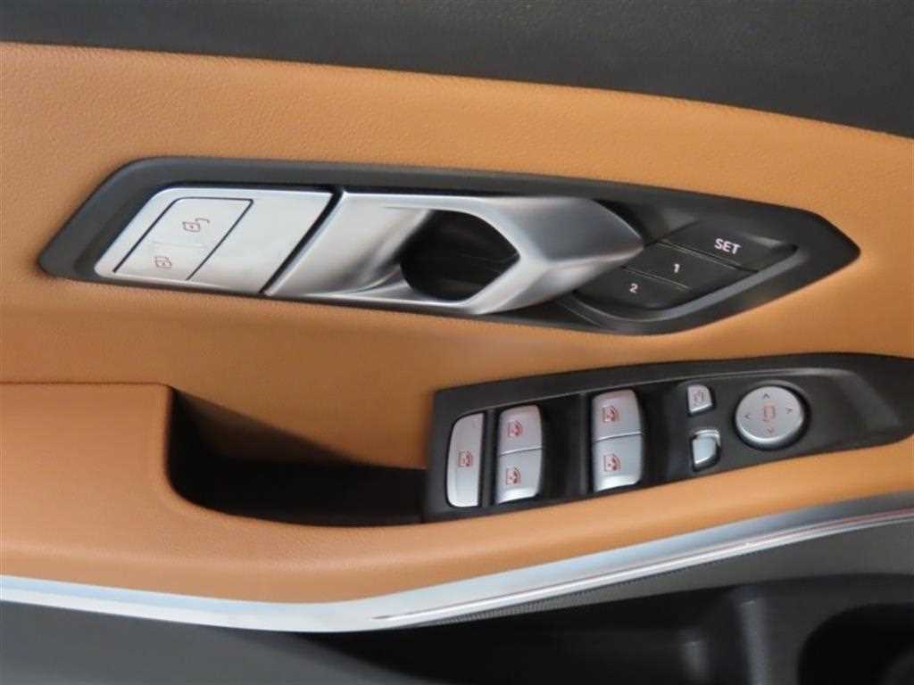 BMW 3-Series — photo 12