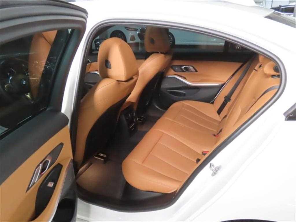 BMW 3-Series — photo 14