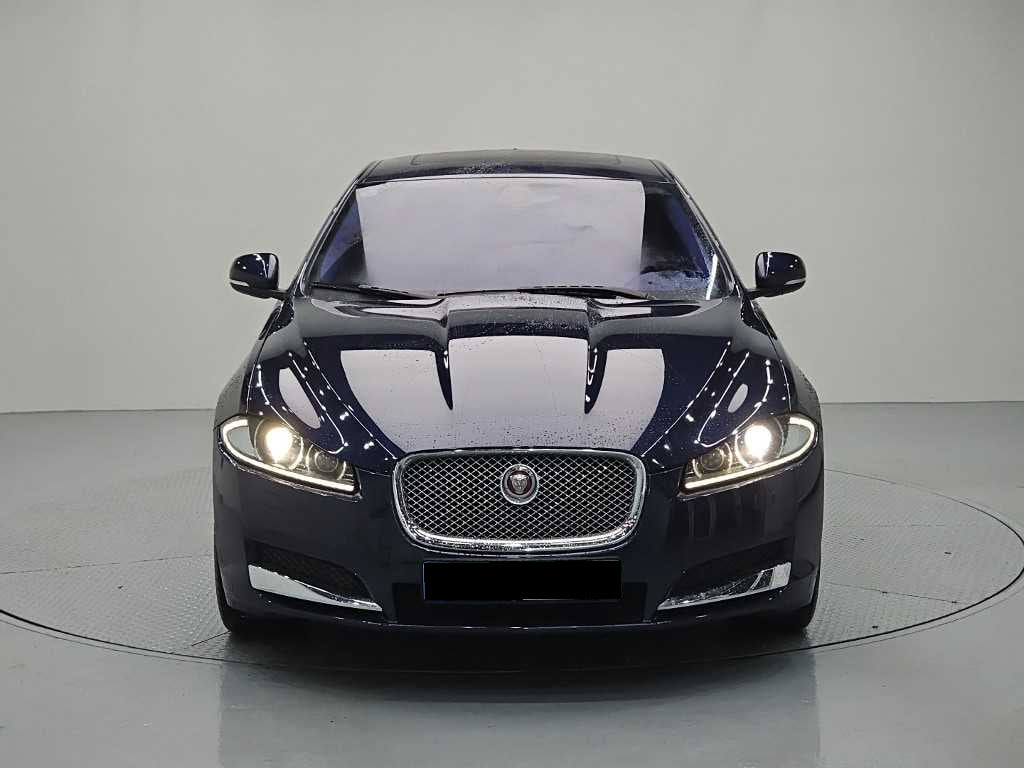 Jaguar XF — photo 02