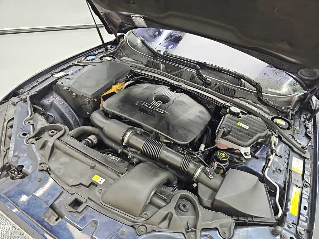 Jaguar XF — photo 05